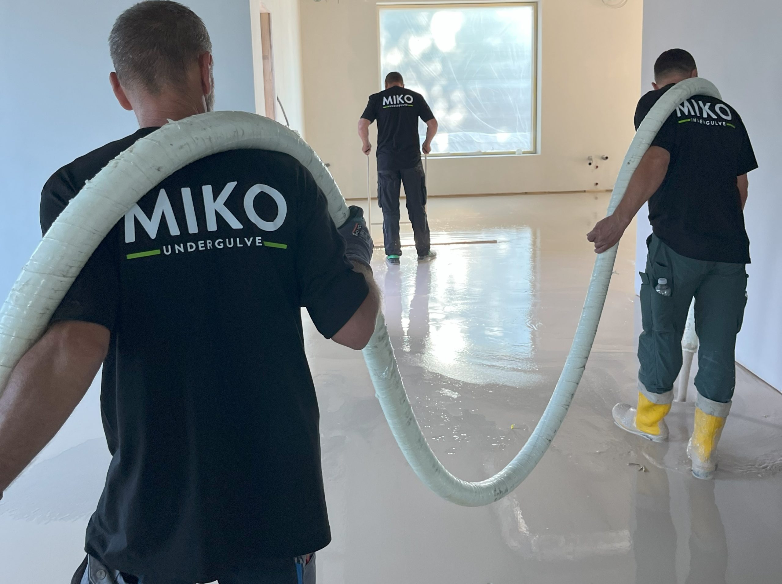 Miko Undergulve pumper calciumsulfat flydemørtel stående